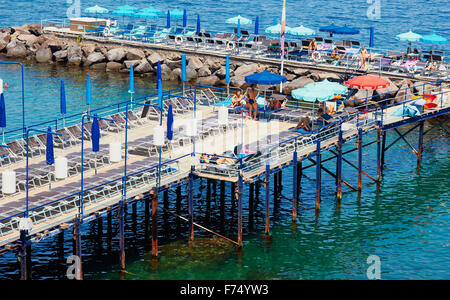 Lettini su piloni nel mar Tirreno Costiera Amalfitana Salerno Campania Italia Europa Foto Stock