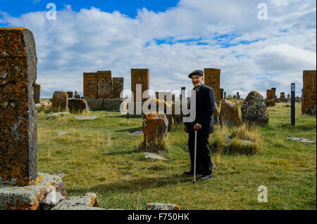 Uomo che cammina intorno Noratus cimitero in Armenia Foto Stock