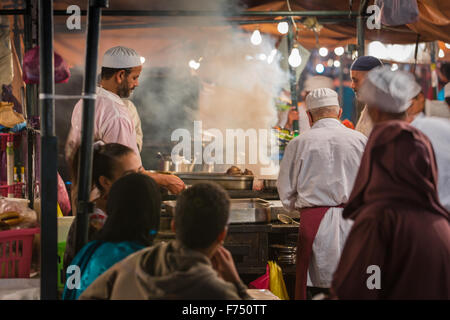 Takeaway sulla piazza Jamaa El Fna a Marrakech Foto Stock