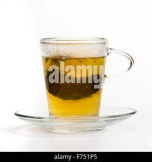 Tazza di tè verde con un sacchetto da tè Foto Stock