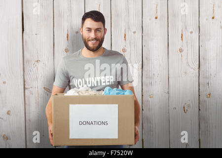 Immagine composita del ritratto di uomo con vestiti di donazione in box office Foto Stock