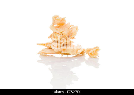 Pesci secchi pezzi isolati su sfondo bianco. Una sana tradizionale spuntino a base di pesce. Foto Stock