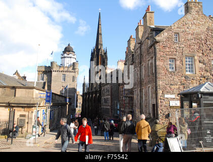 Turisti sul Royal Mile di Edimburgo, in Scozia. Foto Stock