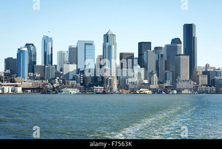 Seattle, Washington, Stati Uniti d'America. Xxi Nov, 2015. Il centro cittadino di Seattle e dintorni può essere visto in questa vista guardando ad est include il Cascades Mountain Range. Nella foto, il Seattle Downtown e waterfront come si vede da bordo di un stato di Washington Ferry rendendo il suo modo attraverso Elliott Bay. © David Bro/ZUMA filo/Alamy Live News Foto Stock