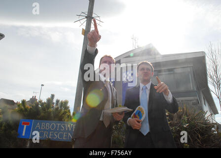 Tavish Scott MSP, leader della Scottish liberal-democratici, campagne con John slitta in corrispondenza di una stazione di polizia di Aberdeen, Scozia. Foto Stock