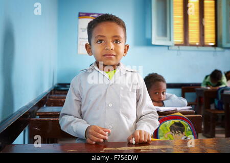 Bambina egiziana - Nubian Village, ritratto del ragazzo nubiano, bambini apprendimento in aula, Egitto Foto Stock