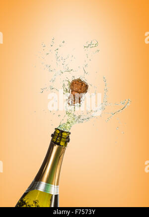 Immagine composita di champagne popping Foto Stock