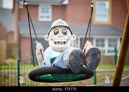 Vista del fiume su New Quay Road, Lancaster, nel Lancashire. Stesso parco giochi per bambini su una nuova e moderna estate ragazzi childr Foto Stock