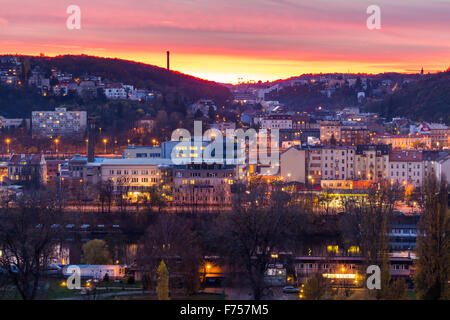 Vista notturna di marina situato dietro il castello di Vysehrad a Praga Foto Stock