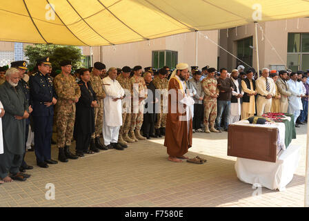 Karachi. 25 Nov, 2015. Esercito funzionari ai funerali della donna jet fighter pilota Mukhtiar Marium, che è stato ucciso in un incidente durante una missione di addestramento, nel sud del Pakistan città portuale di Karachi il 9 novembre 25, 2015. Una donna pilota è stato ucciso e istruttore di volo si è infortunato quando un piano appartenente al Pakistan Air Force (PAF) si è schiantato nei pressi del paese orientale della città Mianwali martedì pomeriggio i media locali e i funzionari di detto. © Masroor/Xinhua/Alamy Live News Foto Stock