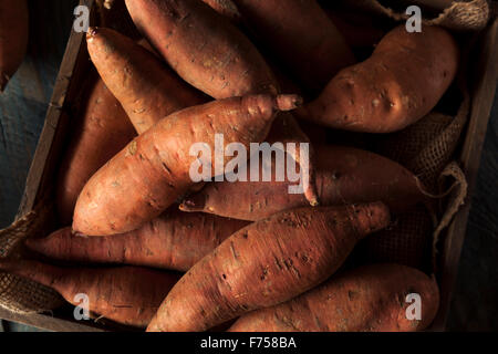 Materie organiche di patate dolci in una scatola Foto Stock