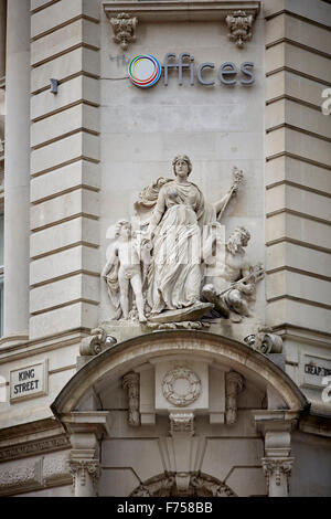 Il vecchio Lloyds TSB Bank su King Street Manchester statua romana dèi cherubino imperatore bianco pietra particolare proprietà di architetto Foto Stock