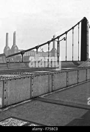 Un sistema di archiviazione immagine dal 1952 di Battersea Power Station e preso dal Chelsea Bridge di Londra. Foto Stock