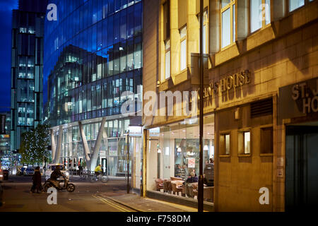 Manchester Deansgate uffici RBS guardando giù Hardman Street in Spinningfield serale per crepuscolo alba Beetham Tower (ELSA Foto Stock