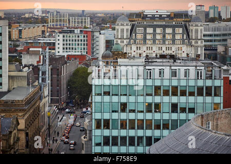 Lo skyline di Manchester che mostra la torre di luce raggi albero attraverso le nuvole crepuscolo alba luce bassa skyline serale da alta al di sopra di essere Foto Stock