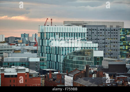 Lo skyline di Manchester che mostra l'area Spinningfield di moderni edifici per uffici e la Civic giustizia tribunali torre albero di luce r Foto Stock