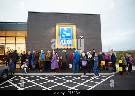 Aldi Ashbourne gran apertura, 250 persone in coda dal giorno prima per avere la possibilità di vincere un biglietto d'oro. esterno Foto Stock