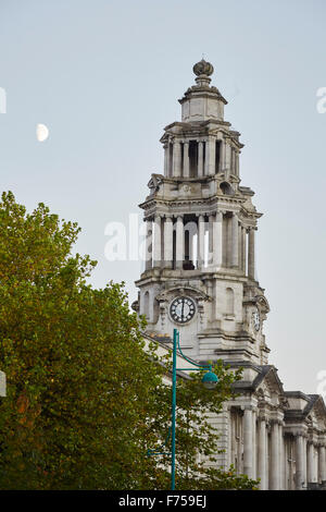 Stockport Town Hall progettata da architetto Sir Alfred Thomas Brumwell designato un Il Grade ii Listed è un edificio in pietra del 1975 buildi Foto Stock