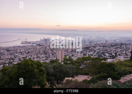 Sunrise di Haifa come visto da Louis Promenade Foto Stock