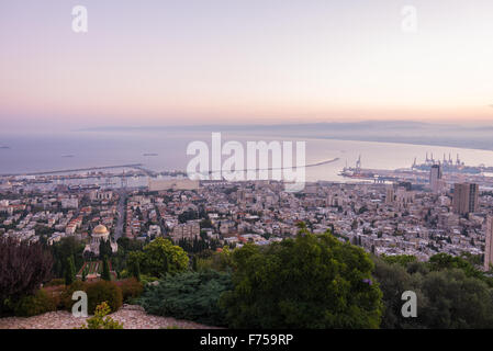 Sunrise di Haifa come visto da Louis Promenade Foto Stock