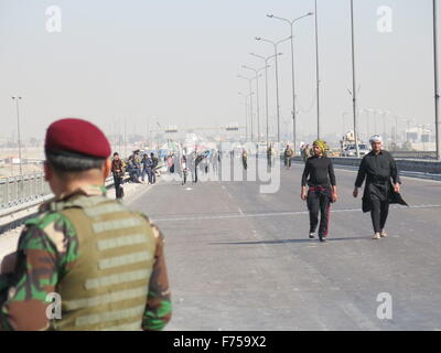 (151125) -- BAGHDAD, nov. 25, 2015 (Xinhua) -- Shiah musulmani iniziano a camminare a Karbala per commemorare anniversario dell imam Hussein a Baghdad, Iraq, su nov. 25, 2015. Milioni di persone in lutto riuniti in Iraq la città santa di Karbala per commemorare il martirio anniversario dell imam Hussein. (Xinhua/Khalil Dawood) Foto Stock