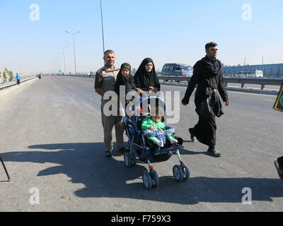 (151125) -- BAGHDAD, nov. 25, 2015 (Xinhua) -- Shiah musulmani iniziano a camminare a Karbala per commemorare anniversario dell imam Hussein a Baghdad, Iraq, su nov. 25, 2015. Milioni di persone in lutto riuniti in Iraq la città santa di Karbala per commemorare il martirio anniversario dell imam Hussein. (Xinhua/Khalil Dawood) Foto Stock