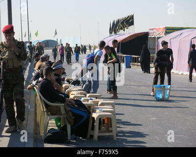 (151125) -- BAGHDAD, nov. 25, 2015 (Xinhua) -- Shiah musulmani iniziano a camminare a Karbala per commemorare anniversario dell imam Hussein a Baghdad, Iraq, su nov. 25, 2015. Milioni di persone in lutto riuniti in Iraq la città santa di Karbala per commemorare il martirio anniversario dell imam Hussein. (Xinhua/Khalil Dawood) Foto Stock
