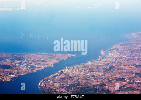 La Banca Burbo energia eolica off il Wirral penunsular, con la Mersey estuario e Liverpool dall'aria. Foto Stock