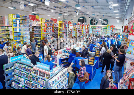 Smyth negozio di giocattoli si apre in Blackburn a buccia Hyndburn Center interno vista vide crazy occupato maniaco negozi di shopping shopper store r Foto Stock