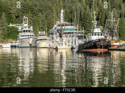 Barche da pesca & Yacht ormeggiati al di fuori di Juneau, in Alaska Foto Stock
