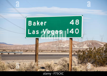 Las Vegas 140 chilometri di autostrada sulla I-15 vicino a Barstow in California. Foto Stock