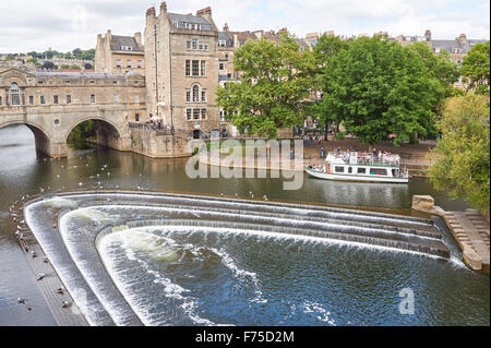 Pulteney Bridge e Pulteney Weir sul fiume Avon a Bath in Somerset England Regno Unito Regno Unito Foto Stock