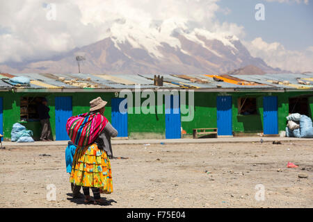 Il picco di Illimani (6343 metri) da El Alto sopra, La Paz, Bolivia. La Paz e El Alto sono criticamente a corto di acqua e probabilmente sarà la prima città capitale del mondo che dovrà essere in gran parte abbandonato a causa di mancanza di acqua. Essa si basa principalmente su acqua di disgelo glaciale dal circostante picchi andini, ma come il cambiamento climatico provoca i ghiacciai a fusione, si è rapidamente a corto di acqua. Foto Stock