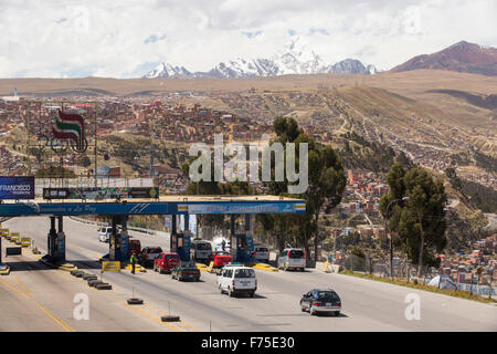 Il picco di Huayna Potosi da El Alto sopra, La Paz, Bolivia. La Paz e El Alto sono criticamente a corto di acqua e probabilmente sarà la prima città capitale del mondo che dovrà essere in gran parte abbandonato a causa di mancanza di acqua. Essa si basa principalmente su acqua di disgelo glaciale dal circostante picchi andini, ma come il cambiamento climatico provoca i ghiacciai a fusione, si è rapidamente a corto di acqua. Foto Stock