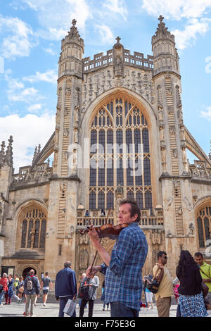 Busker di fronte all'Abbazia di Bath in bagno, Somerset England Regno Unito Regno Unito Foto Stock