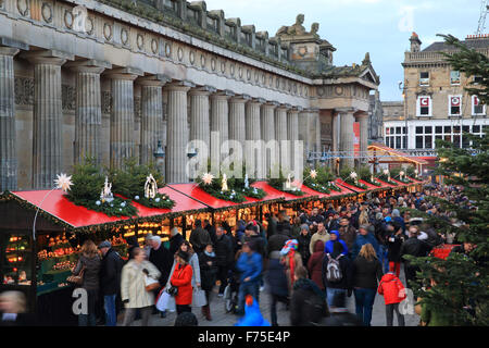 Il popolare tedesco Mercatino di Natale di fronte al Royal Scottish Academy di Edimburgo, Scozia, Regno Unito Foto Stock