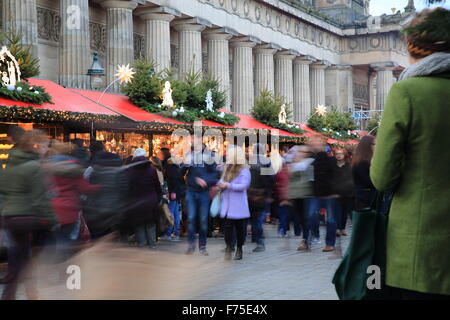 Il popolare tedesco Mercatino di Natale di fronte al Royal Scottish Academy di Edimburgo, Scozia, Regno Unito Foto Stock