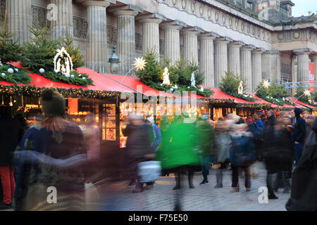 Il popolare tedesco Mercatino di Natale di fronte al Royal Scottish Academy di Edimburgo, Scozia, Regno Unito Foto Stock