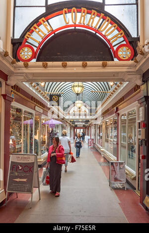 Il Corridoio shopping arcade in Bath Somerset England Regno Unito Regno Unito Foto Stock