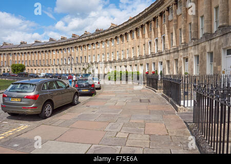 Il Royal Crescent una fila di Georgian case a schiera in bagno, Somerset England Regno Unito Regno Unito Foto Stock