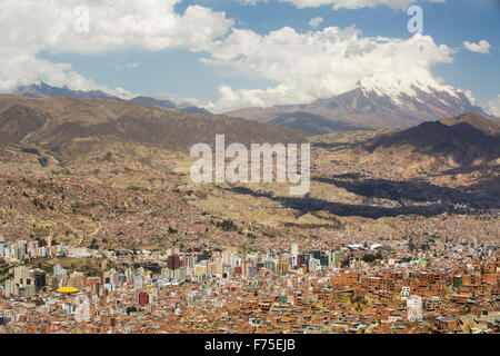 Il picco di Illimani (6343 metri) da El Alto sopra, La Paz, Bolivia. La Paz e El Alto sono criticamente a corto di acqua e probabilmente sarà la prima città capitale del mondo che dovrà essere in gran parte abbandonato a causa di mancanza di acqua. Essa si basa principalmente su acqua di disgelo glaciale dal circostante picchi andini, ma come il cambiamento climatico provoca i ghiacciai a fusione, si è rapidamente a corto di acqua. Foto Stock
