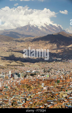 Il picco di Illimani (6343 metri) da El Alto sopra, La Paz, Bolivia. La Paz e El Alto sono criticamente a corto di acqua e probabilmente sarà la prima città capitale del mondo che dovrà essere in gran parte abbandonato a causa di mancanza di acqua. Essa si basa principalmente su acqua di disgelo glaciale dal circostante picchi andini, ma come il cambiamento climatico provoca i ghiacciai a fusione, si è rapidamente a corto di acqua. Foto Stock