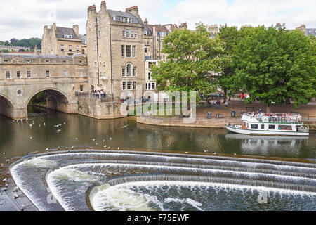 Pulteney Bridge e Pulteney Weir sul fiume Avon a Bath in Somerset England Regno Unito Regno Unito Foto Stock