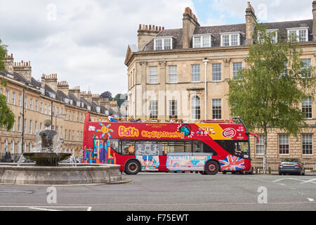 Open top sightseeing bus in bagno, Somerset England Regno Unito Regno Unito Foto Stock