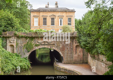 La Cleveland House oltre il Kennet and Avon Canal in bagno, Somerset England Regno Unito Regno Unito Foto Stock