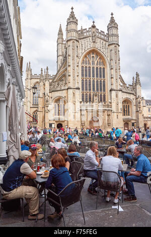 I turisti seduti nel ristorante vicino a Abbazia di Bath in bagno, Somerset England Regno Unito Regno Unito Foto Stock