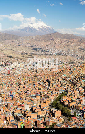 Il picco di Illimani (6343 metri) da El Alto sopra, La Paz, Bolivia. La Paz e El Alto sono criticamente a corto di acqua e probabilmente sarà la prima città capitale del mondo che dovrà essere in gran parte abbandonato a causa di mancanza di acqua. Essa si basa principalmente su acqua di disgelo glaciale dal circostante picchi andini, ma come il cambiamento climatico provoca i ghiacciai a fusione, si è rapidamente a corto di acqua. Foto Stock