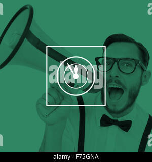 Immagine composita di geeky imprenditore urlando attraverso il megafono Foto Stock