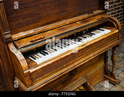 Vecchio pianoforte e tasti di pianoforte Foto Stock