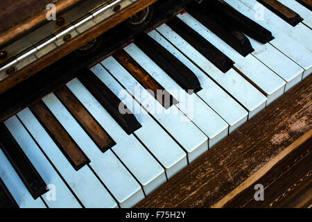 Vecchio pianoforte e tasti di pianoforte Foto Stock